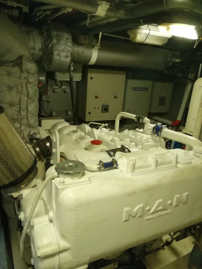 Motor interior de un barco